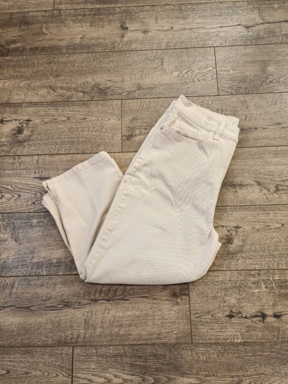 Gloria Vanderbilt Amanda Capri Jean Shorts Size 10 Beige
